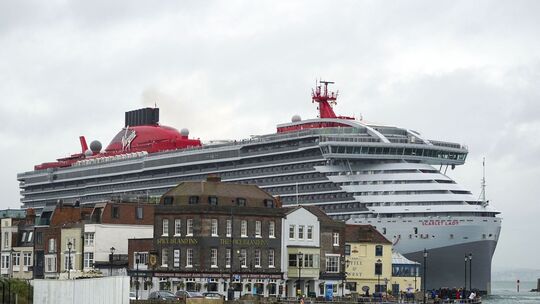Kreuzfahrtschiff «Scarlet Lady» Kreuzfahrtschiff «Scarlet Lady»