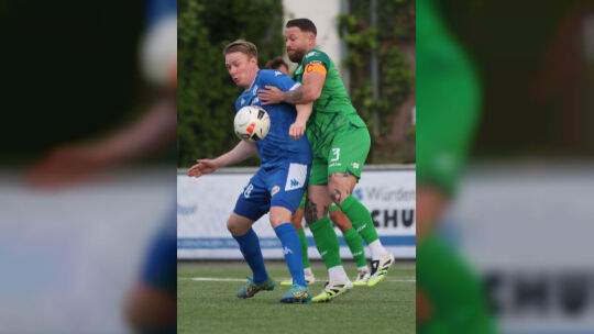 Dennis Krob (links), hier noch im Trikot des FK Pirmasens und im Spiel gegen den FV Engers, traf dieses Mal für den FC Emmelshau