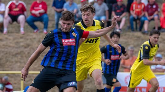 Marcel Wingender (blau-schwarzes Trikot) erzielte nach elf Minuten das 1:0 für die TuS Koblenz. Die musste sich dem Drittligiste