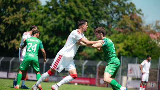 Paul Bermel (rechts) und sein FV Engers boten dem Regionalligisten 1. FC Köln II durchaus Paroli, mussten sich am Ende aber 1:3