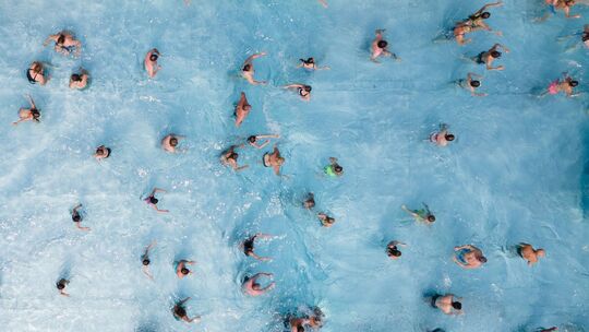 Handy-Eltern im Freibad - eine tödliche Gefahr Handy-Eltern im Freibad - eine tödliche Gefahr