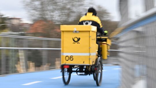Postbote mit Rad