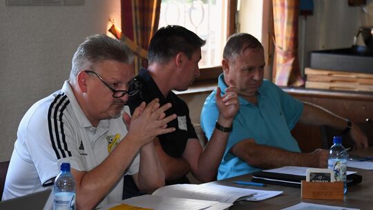 Staffelleiter Thomas Dubravsky (links) hatte die Bezirksliga-Vorrundenbesprechung gut vorbereitet. Matthias Fuchs (Mitte) überna