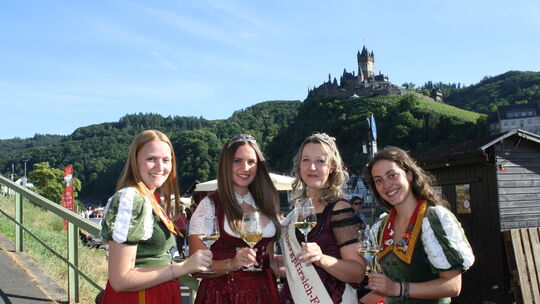 Cochems amtierende Weinprinzessin Lea (2.v.l.) konnte zur Eröffnung des Conder Festes neben zahlreichen Weinfreunden auch Weinbe