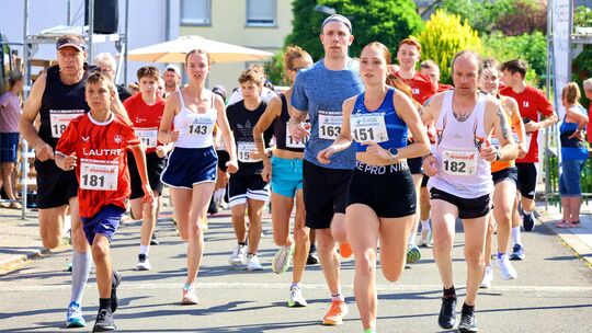 Die Argenthalerin Lena Müller (vorne) war beim Honiglauf Horn über 5000 und 10.000 Meter bei den Frauen nicht zu schlagen. Bei d