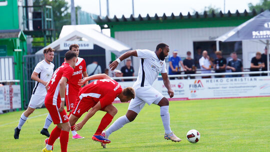 Pierre Merkel (am Ball) brachte den TuS Hackenheim gegen die SG Hüffelsheim in Führung. Am Ende hieß es aber 3:1 für die Hüffels