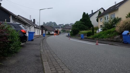Gut zweieinhalb Kilometer lang und an vielen Stellen relativ breit ist die Ortsdurchfahrt von Katzwinkel. Nur in der Nähe der Ab