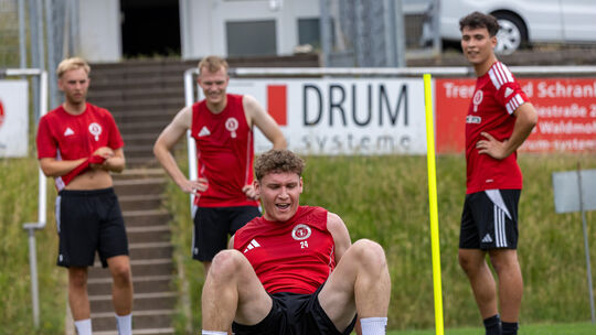 Hendrik Puhl (vorne) hatte beim Standweitsprung im Training etwas Schwierigkeiten, die Balance zu halten. Beim ersten Testspiel