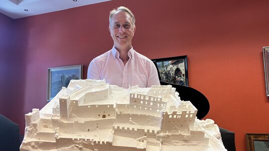 Stadtbürgermeister Falko Hönisch zeigt ein 3D-Modell der Burg Rheinfels. Diese soll eine zentrale Spielstätte der Bundesgartensc