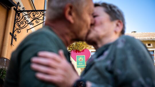 Ob in romantischer, freundschaftlicher oder beschützender Absicht: Küsse sind eine gerne genutzte Geste.