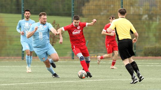Getrennte Wege: Während der SV Türkiyemspor Ransbach-Baumbach (in Hellblau) als A2-Meister fortan in der Bezirksliga Ost auf Pun