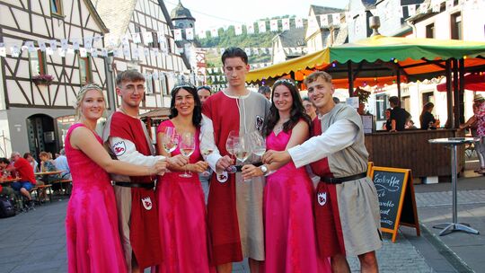 Weinkönigin Christina (3. von links) begrüßt mit ihren Prinzessinnen und den schmucken Burggrafen alle Gäste zum Wein- und Burge