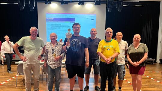 Titel erfolgreich verteidigt - das Team vom SC Remagen/Sinzig. Mit Pokal: GM Pawel Teclaf, rechts davon GM Lukasz Cyborowski, GM