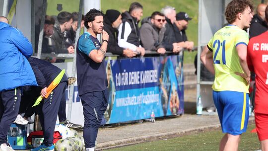 Tritt aus beruflichen Gründen zurück: SVW-Trainer David Koca (links).
