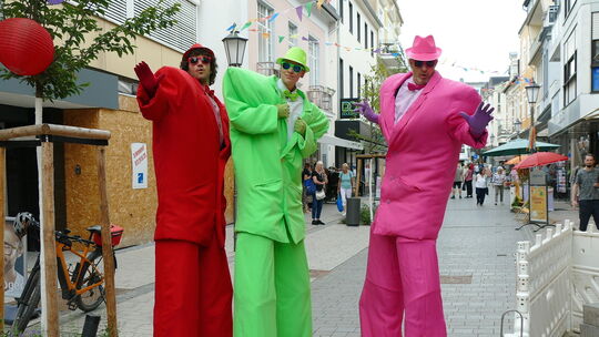 Die Stelzenläufer „Happy Agents", hier in Bad Neuenahr, begeisterten mit ihrem Auftritt in den Fußgängerzonen.