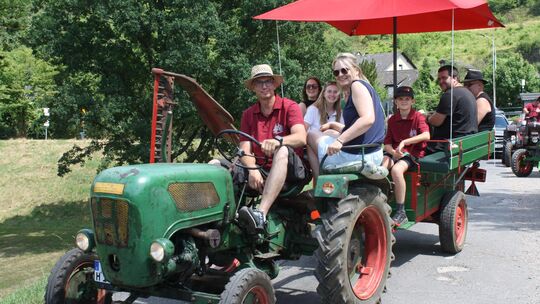 Einer der Festhöhepunkte ist der traditionelle Oldtimerumzug durch den Moselort, zu dem abermals zahlreiche historische Traktore