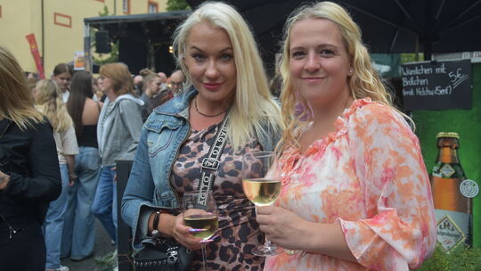 Christina (links) mit ihrer Freundin Kim, die zum ersten Mal beim Treffpunkt Alter Markt dabei war. Sie war begeistert vom Konze