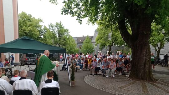 Ein Novum war die Fahrradmesse an der Kirche Kreuzerhöhung Wissen, bei der Pfarrer Andrzey Bednarz kleine und große Biker sowie