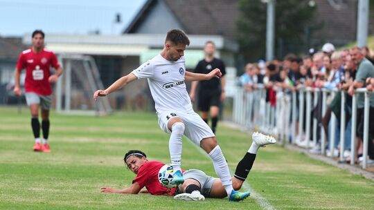 Nikita Kryvtsov (weißes Trikot) war ein Testspieler, den die beiden Cosmos-Trainer Admir Softic und Peter Neustädter unter die L