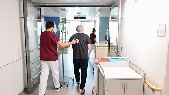 Pfleger mit Patient im Krankenhaus