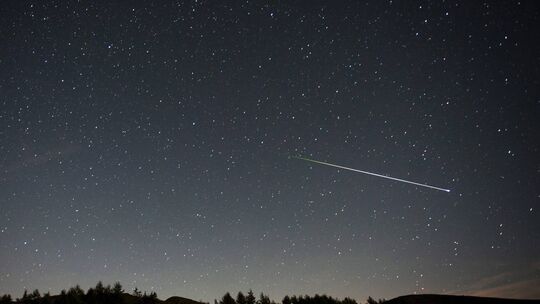 In der Nacht vom 12. auf 13. August werden die meisten Sternschnuppen aus dem Meteorstrom der Perseiden am Himmel aufleuchten. ( In der Nacht vom 12. auf 13. August werden die meisten Sternschnuppen aus dem Meteorstrom der Perseiden am Himmel aufleuchten. (