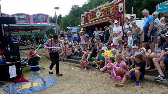 Der Ballonkünstler, Zauberer und Clown Benji Wiebe bezog die Kinder in seine Show mit ein, was mit entsprechend viel Applaus bel