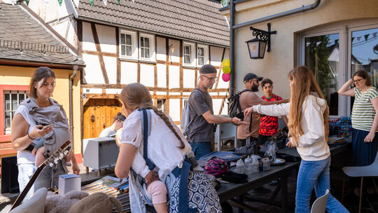 Reger Andrang herrschte jetzt beim Hofflohmarkt in Unkel-Scheuren.