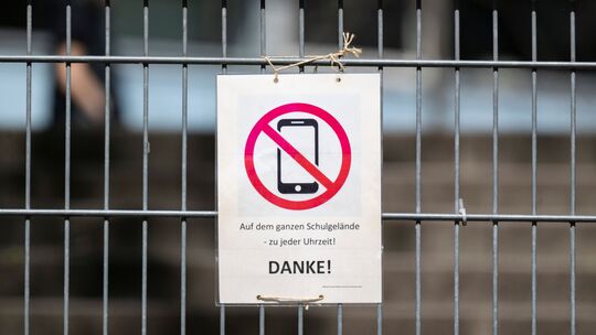 Das erste Schuljahr mit Handyverbot in Hessen ist vorbei. Das, was in unserem Nachbarbundesland schon Realität ist, soll in Rhei Das erste Schuljahr mit Handyverbot in Hessen ist vorbei. Das, was in unserem Nachbarbundesland schon Realität ist, soll in Rhei