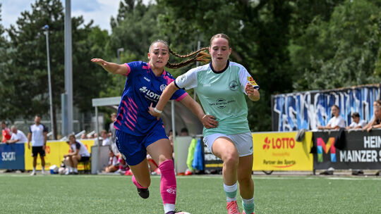 Andernachs Neuzugang Nele Gärtner (rechts) startete im Testspiel direkt von Beginn an.