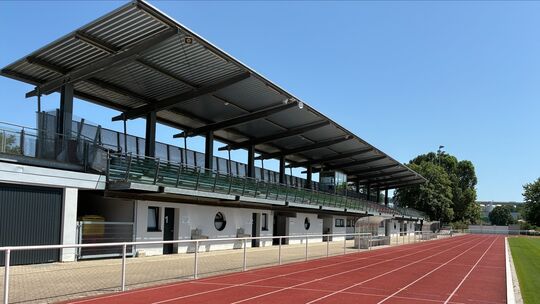Die Hauptribüne des Apollinarisstadions in Bad Neuenahr