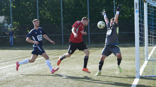 Michael Bartels (rotes Trikot) erzielte im Finale gegen den TuS Katzenelnbogen-Klingelbach das 1:0 für die TuS Burgschwalbach.