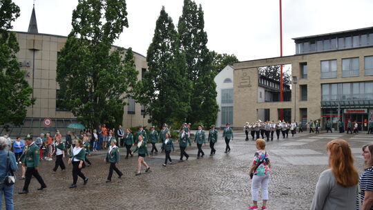 Nachdem die Schützen ihre Majestät abgeholt haben, stellten sie sich am Schlossplatz für den offiziellen Beginn des Festumzuges