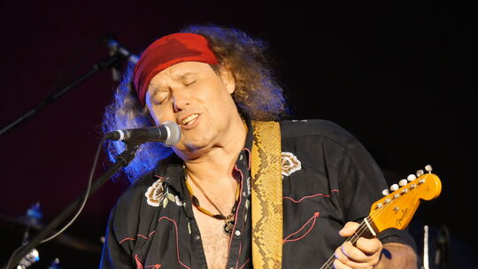 Sas schließt die Augen und versinkt in der Welt des Blues-Rock, wohin ihm die Zuschauer beeindruckt folgen.