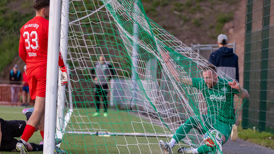 Danny Lutz (rechts) traf für den VfR Baumholder auch beim Testspiel in Pfeffelbach gegen den FK Pirmasens II.