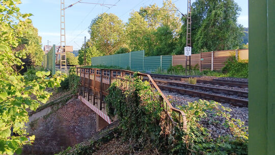 An den Überführungen über drei Straßen bestehen in Niederlahnstein noch Lücken bei den Lärmschutzwänden, die jetzt geschlossen w