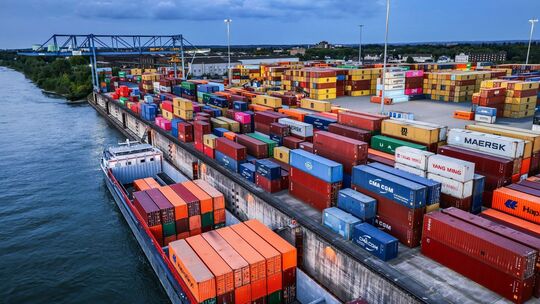 Containerumschlag im Duisburger Hafen Containerumschlag im Duisburger Hafen