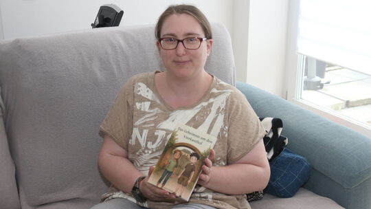 Laura Pauly aus Polch hält ihren Roman "Das Geheimnis um den Vierkanthof" in den Händen.