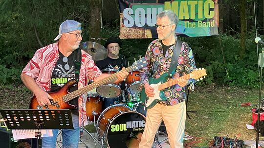 Bei ihrer ersten Forest Session auf dem herrlichen Gelände hinter der Selbacher Grillhütte traten Soulmatic als Trio auf (von li