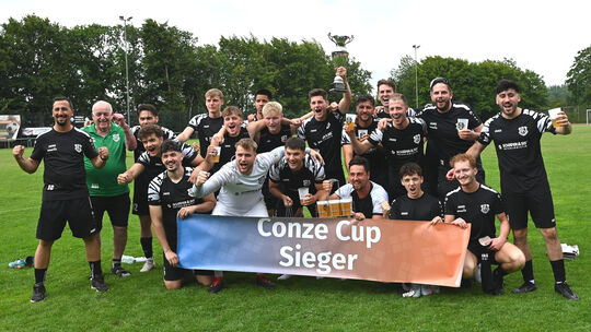 Auch ohne das Erfolgs-Trainerduo Enis Caglayan (ganz links) und Philipp Euteneuer (hintere Reihe, Zweiter von Rechts) sowie Top-