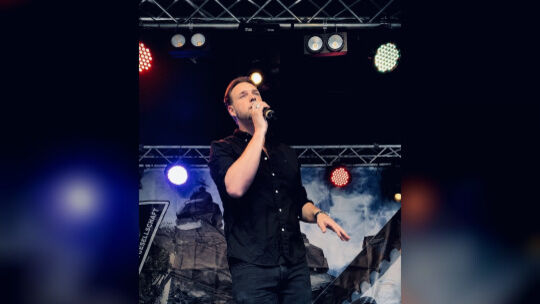Beim Koblenzer Altstadtfest steht Daniel Ferber auf der Bühne und singt zum ersten Mal sein neues Lied "Dau bes Kowelenz".