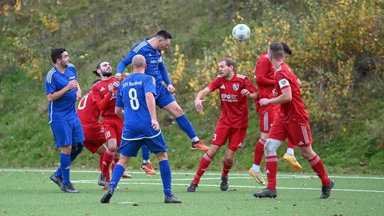 Das Derby zwischen dem SSV Buchholz (in Blau) und der SG Ehrbachtal Ney gibt es auch weiterhin in der B-Klasse - allerdings nich