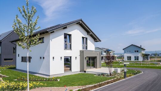 Ein Einfamilienhaus steht an einer Straße