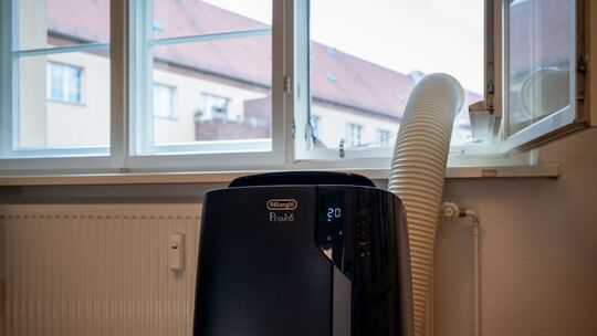 Eine mobiles Monoblock-Klimagerät mit einem Abluftschlauch