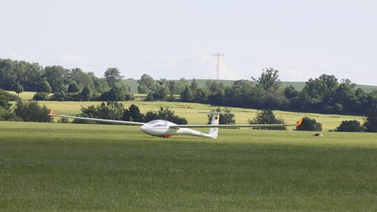 Steffen Rogoll landet nach einem Wertungsflug in Zwickau. Der Idar-Obersteiner Pilot bot bei der Deutschen Meisterschaft glänzen