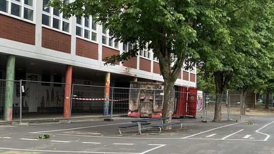 Ein Container brannte auf dem Hof der Goetheschule aus und beschädigte die Fassade sowie einen Baum