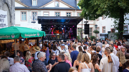 Vor der Bühne an der Liebfrauenkirche war bereits sehr früh am Abend viel los.