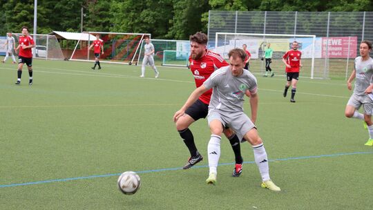 Am drittletzten Spieltag der abgelaufenen Bezirksliga-Saison, dem 10. Mai, gastierte der FC Borussia Niederroßbach (in Grau Luka