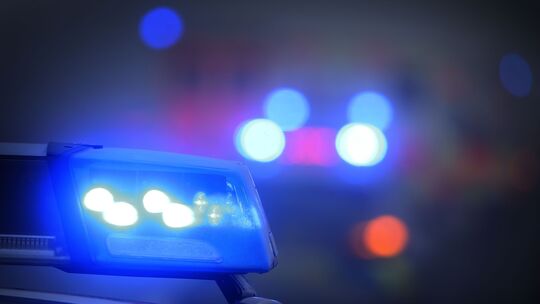 Ein Polizeiauto mit eingeschaltetem Blaulicht steht an einer Unfallstelle (Symbolbild). Ein Polizeiauto mit eingeschaltetem Blaulicht steht an einer Unfallstelle (Symbolbild).