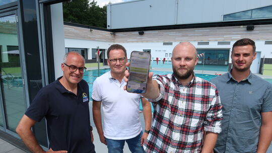 Die Verantwortlichen des Molzbergbades Betzdorf-Kirchen stellten die neue App vor.