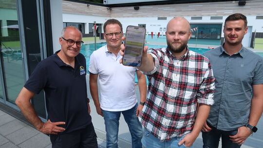 Die Verantwortlichen des Molzbergbades Betzdorf-Kirchen stellten die neue App vor.